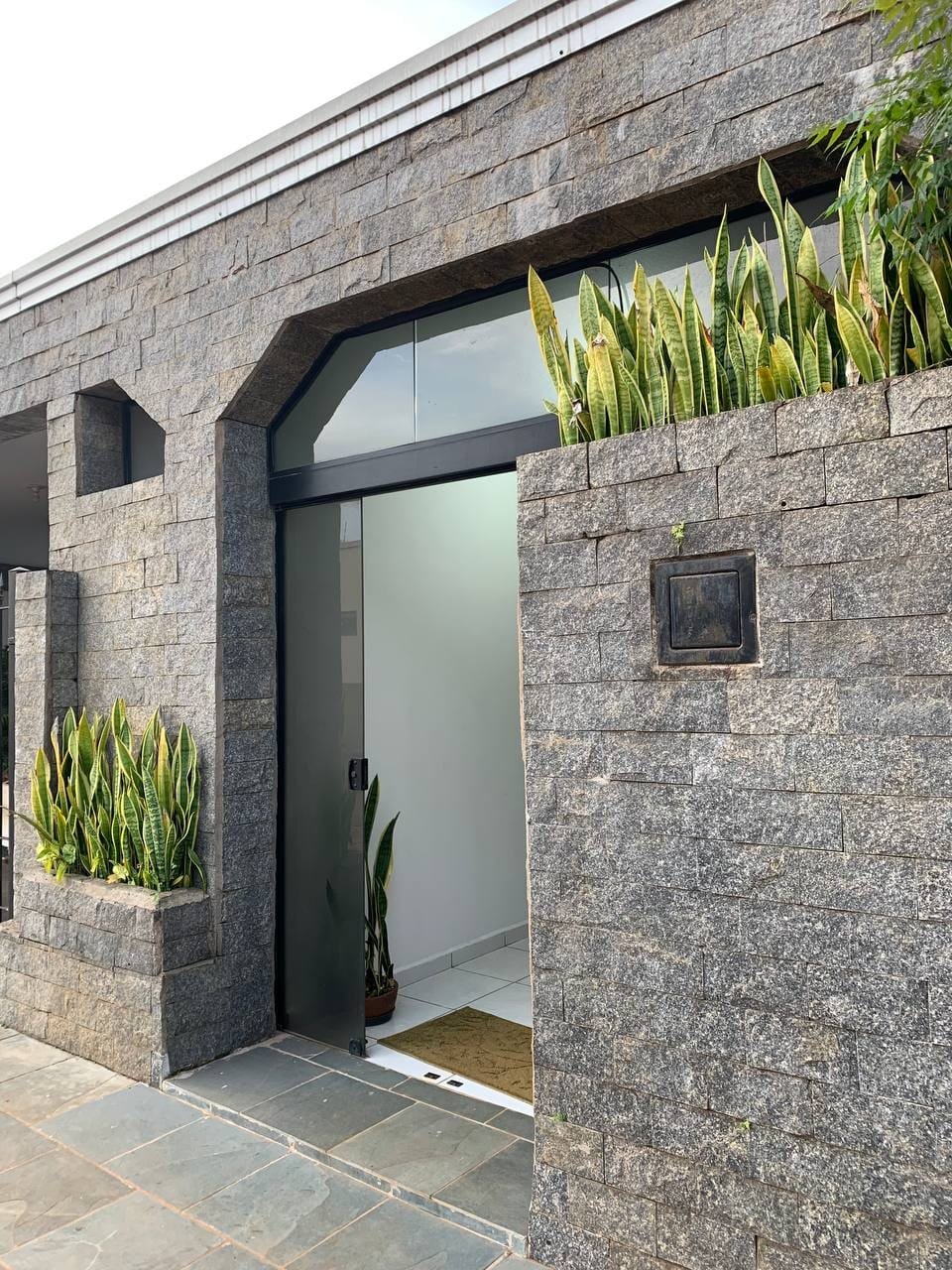 Fachada da Clínica Kakihara com entrada e jardim